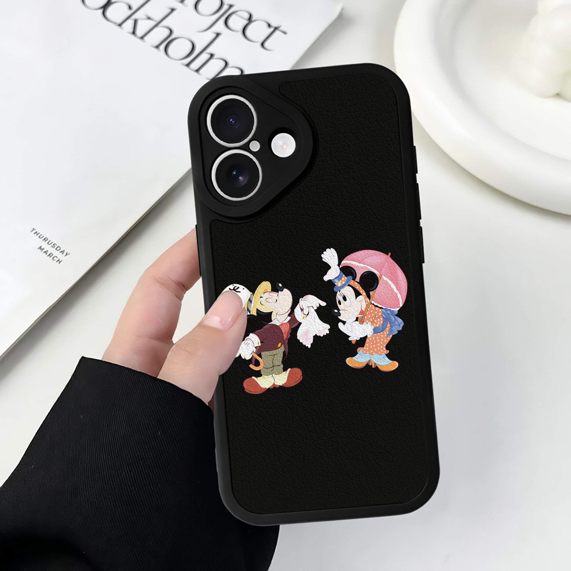 （画像用） ミッキーマウス Mickey Mouse 【iPhone 16シリーズ対応】シリコンスマホケース（レザー調） 材質：シリコン